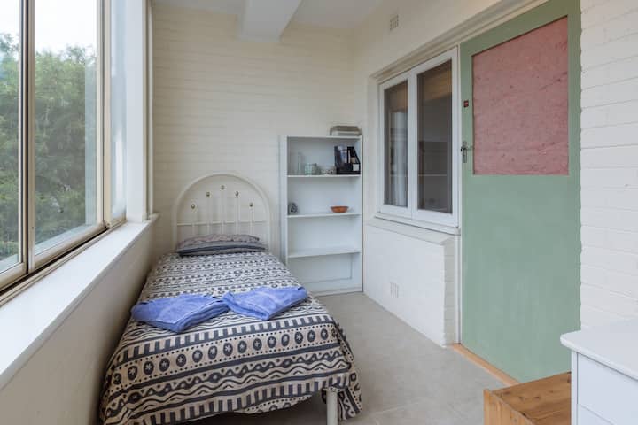 غرفة ثانية بسرير واحد