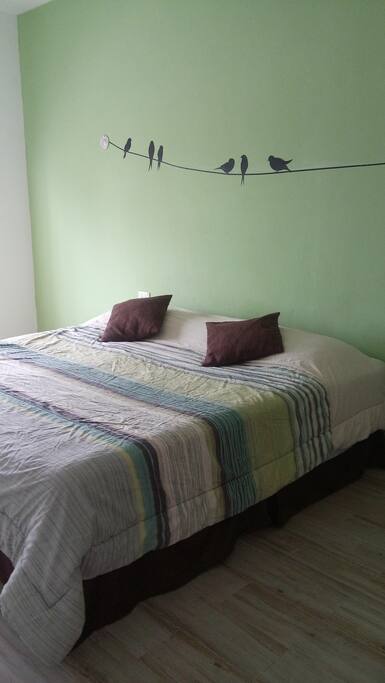 Habitacion con cama king size y closet grande
