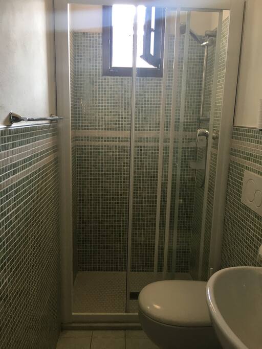 Bagno con doccia e doccino in sostituzione del bidet