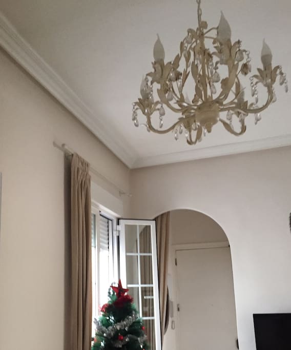 HIgh cealings, facing door entrance