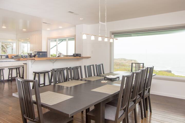 Oceanfront Views – Steps to the Beach gallery image 5