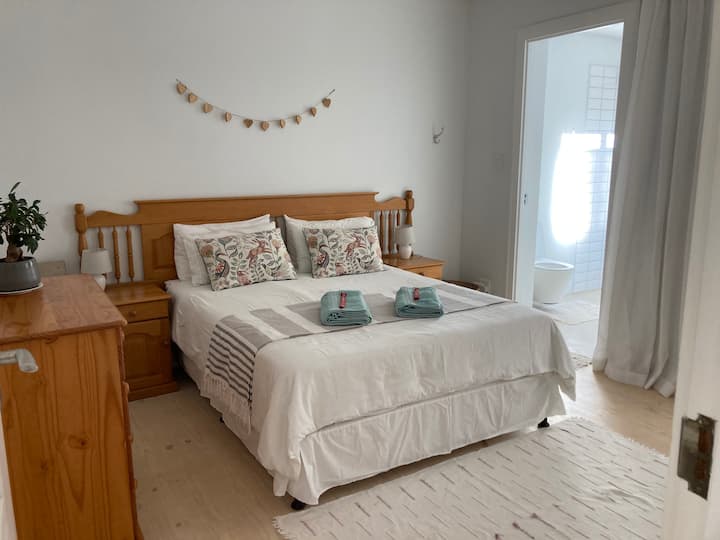 Საძინებელი ორადგილიანი საწოლით და პატარა ლუქს-კლასის სააბაზანო საშხაპითა და უნიტაზით