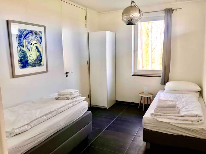 غرفة النوم 2 في الطابق الثاني ، مع صندوقين فرديين (90 × 200). يؤدي الباب إلى الحمام 2. 