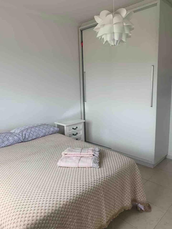 Quarto de casal com armário o banheiro reversível.