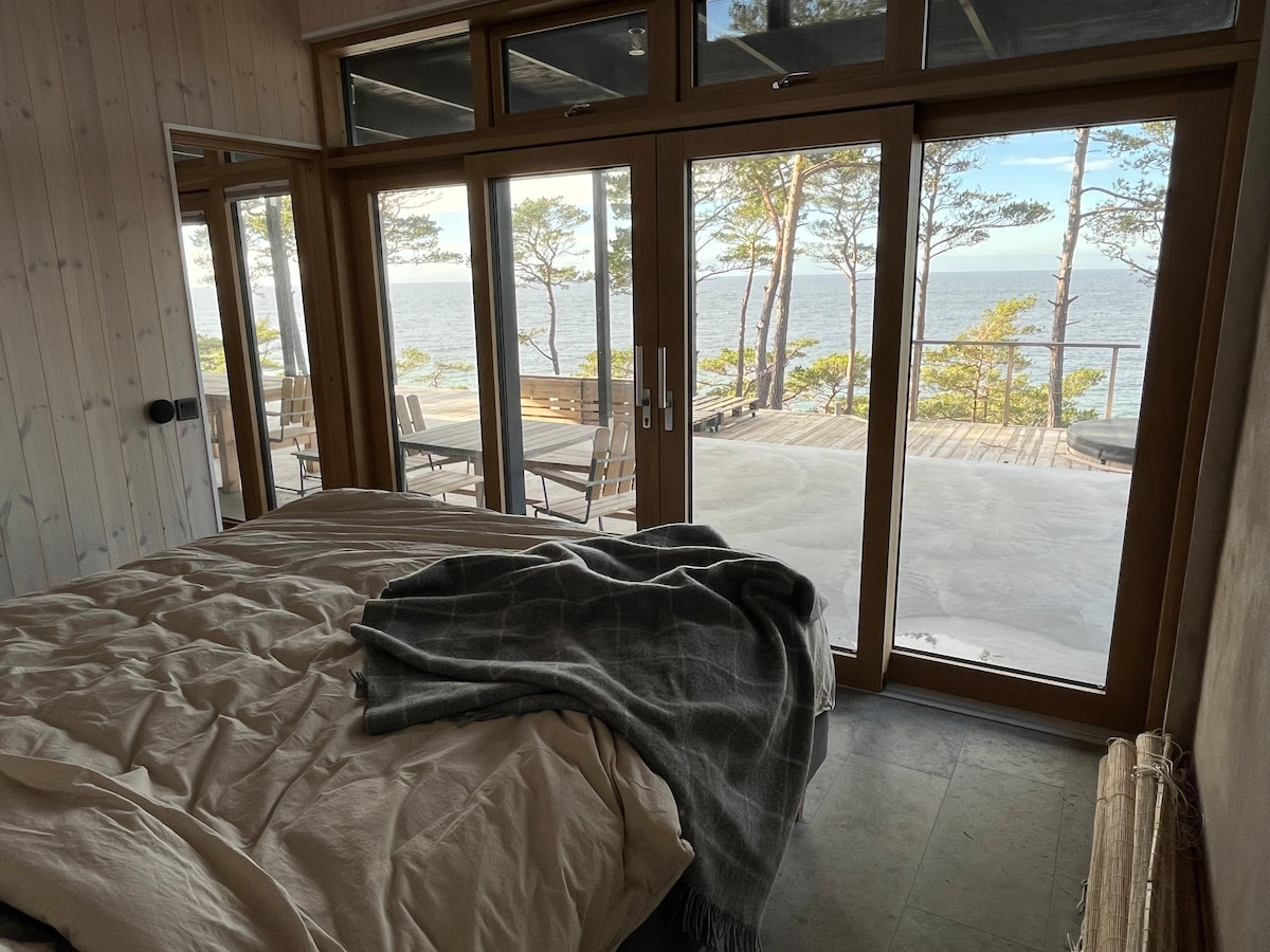 Главна спална соба со двојна врата на терасата