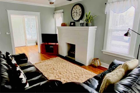 * Adorable home w/parking near great restaurants *