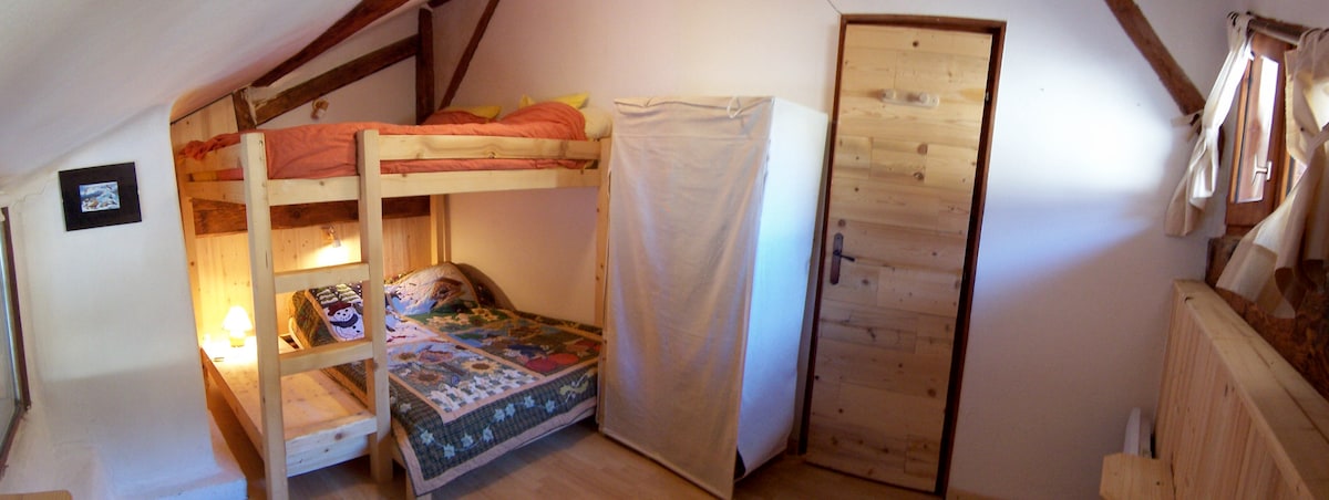 חדר עם 4 מושבים (מיטה זוגית אחת + 2 מיטות יחיד)