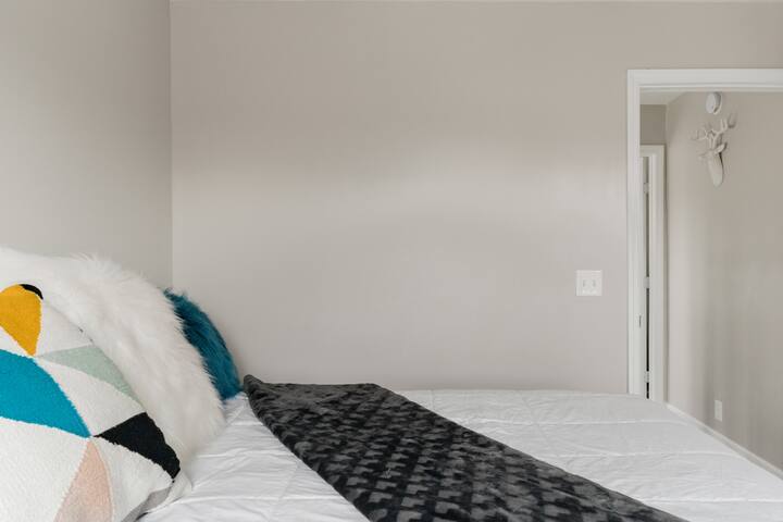 床上有趣的装饰枕头