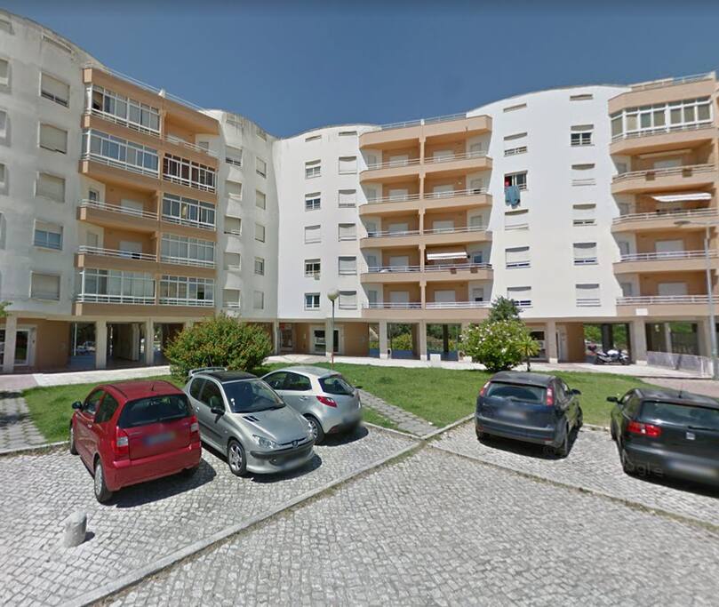 Vista de Frente e Parque de estacionamento