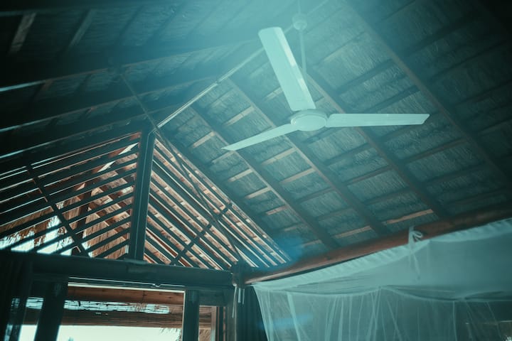 Le toit d'herbe est une protection parfaite contre la chaleur et permet de respirer de l'espace. Chaque cabane supérieure dispose d'un ventilateur de plafond pour vous rafraîchir