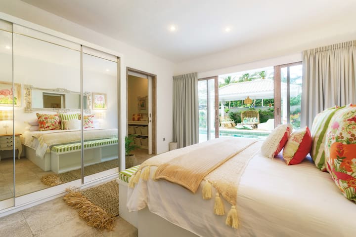 חדר שינה מבודד עם מיטת קווין סייז נוחה. תישנו כמו תינוק!