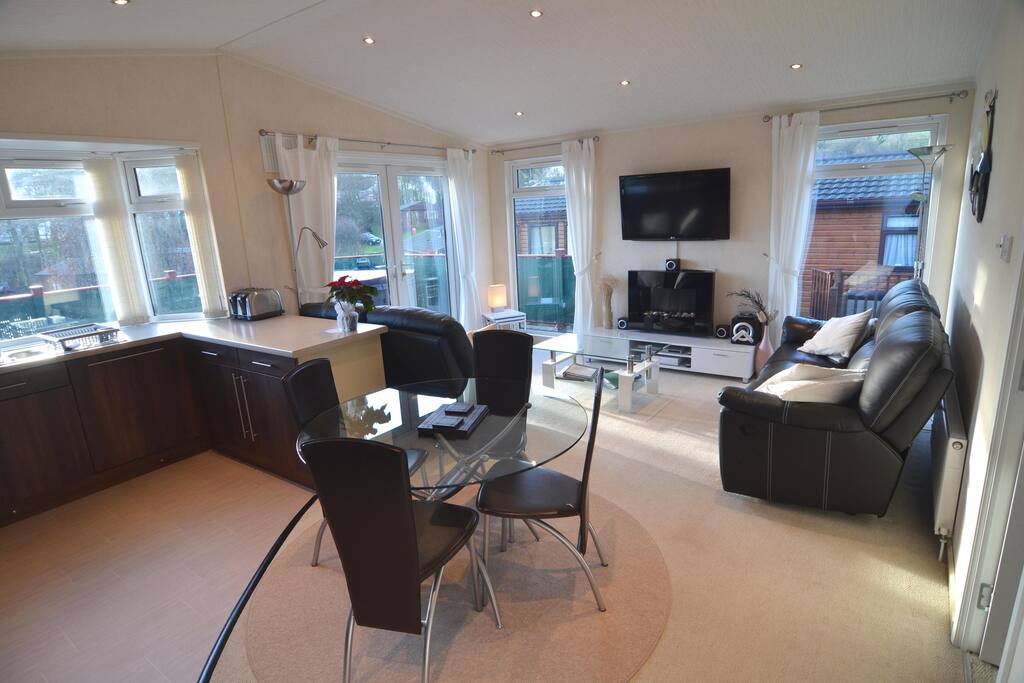 Lounge, eating and kitchen areas