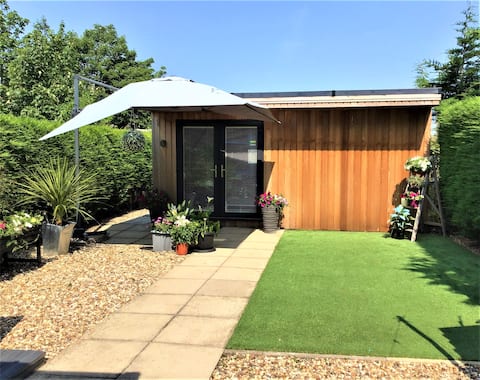 Cosy Central Garden Room/Gated Parking Available