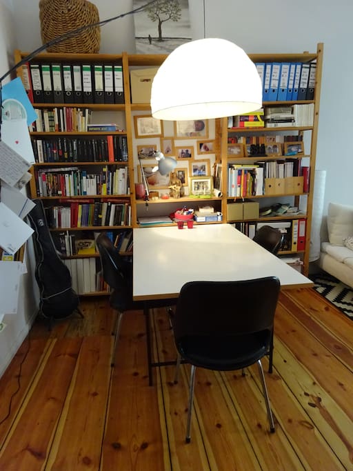 Esstisch im Wohnzimmer
