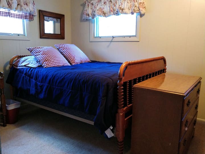 חדר שינה ראשי עם מיטה זוגית 