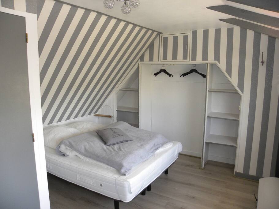 LA CHAMBRE ET SES RAYURES