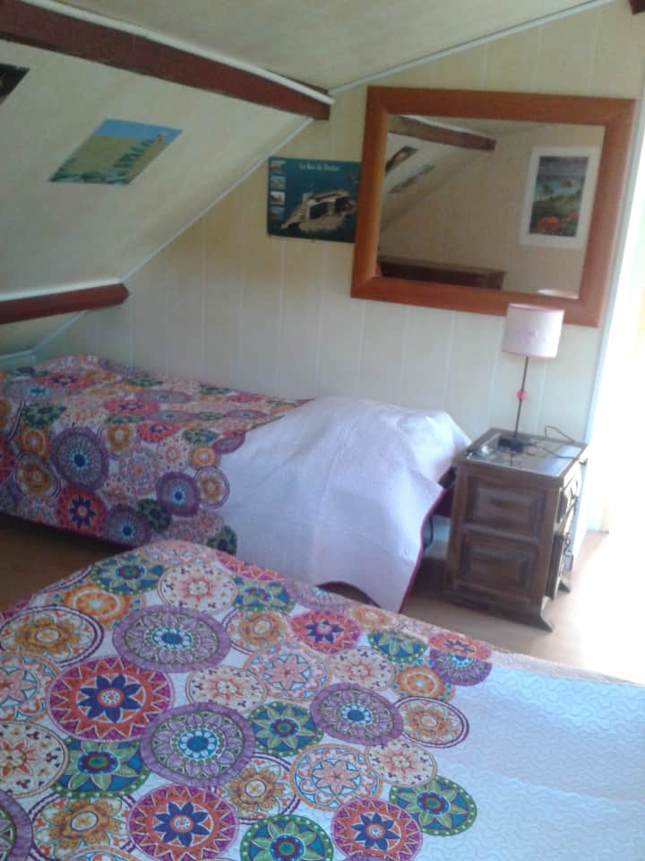 בקומה הראשונה: מיטה זוגית ומיטת יחיד.    האחרון  עשוי להיות מלווה בעריסה  או במיטת יחיד אחרת בחדר השינה הגדול הזה.