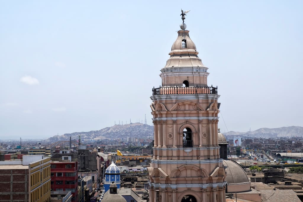 El campanario de la Iglesia Santo Domingo, es apreciado desde la sala, comedor y habitación principal de nuestro apartamento.