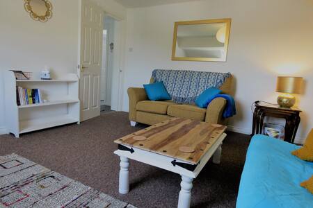 Beautiful entire apartment, 10 mins walk to beach