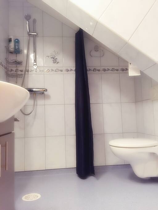 Small bathroom. In addition the apartment has a large bathroom in the same standard / white tiles with a shower and bubble bath.