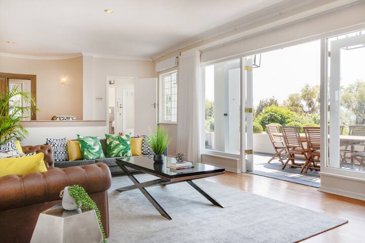 Solar-Powered Table Mountain Family Retreat gallery image 4