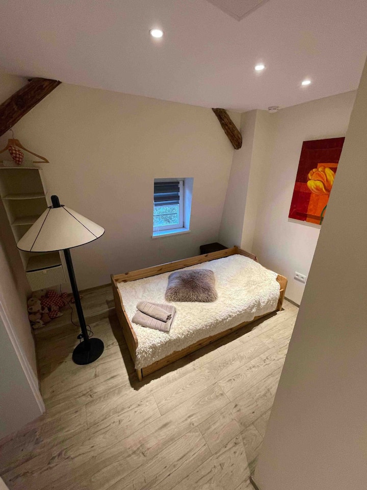 Jinyooshe kitanda kwa watu 1 au 2 karibu na chumba cha rangi ya chungwa 