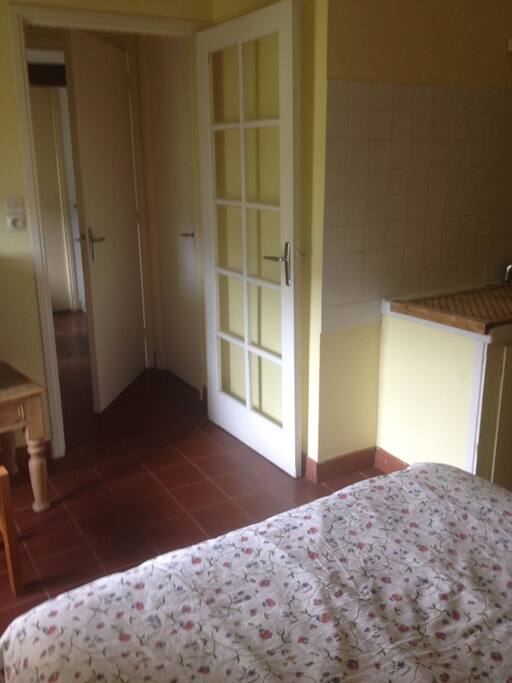 Accès privé par les parties communes de la maison de village.