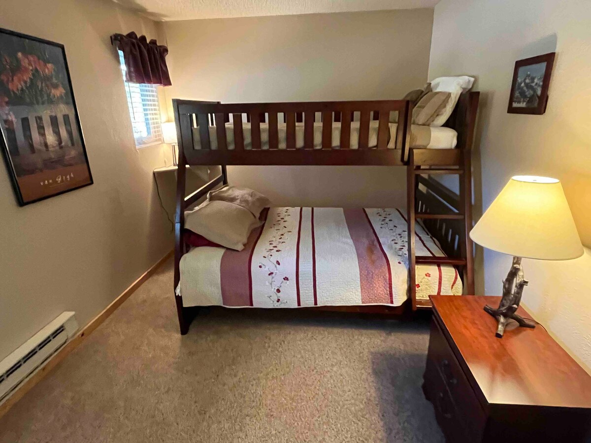 楼上卧室配有双层床，壁橱空间宽敞，光线充足