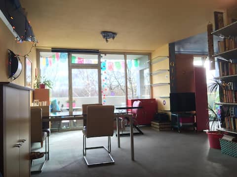 Beliebte Airbnb-Anzeige: QUIET FLAT WITH WINDOW FACADE & BALCONY AT RIVER in Thalkirchen