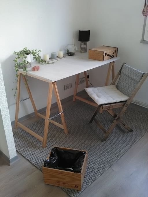Petit espace bureau, détente à disposition près de la chambre ouvert sur couloir