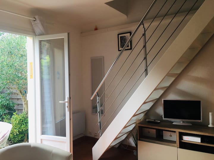 إطلالة خارجية من نافذة خليج غرفة المعيشة