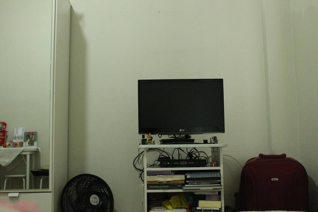 Tv a cabo e televisão de 23 polegadas
