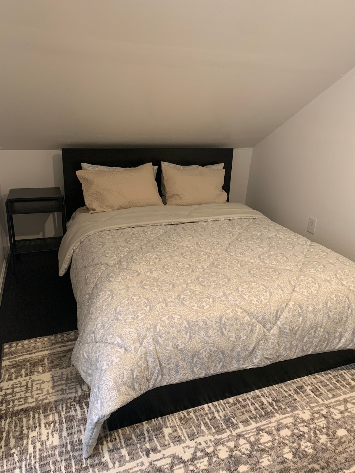 Спалната соба е горе во овој објект! А бањата е долу. Имајте го тоа предвид! 