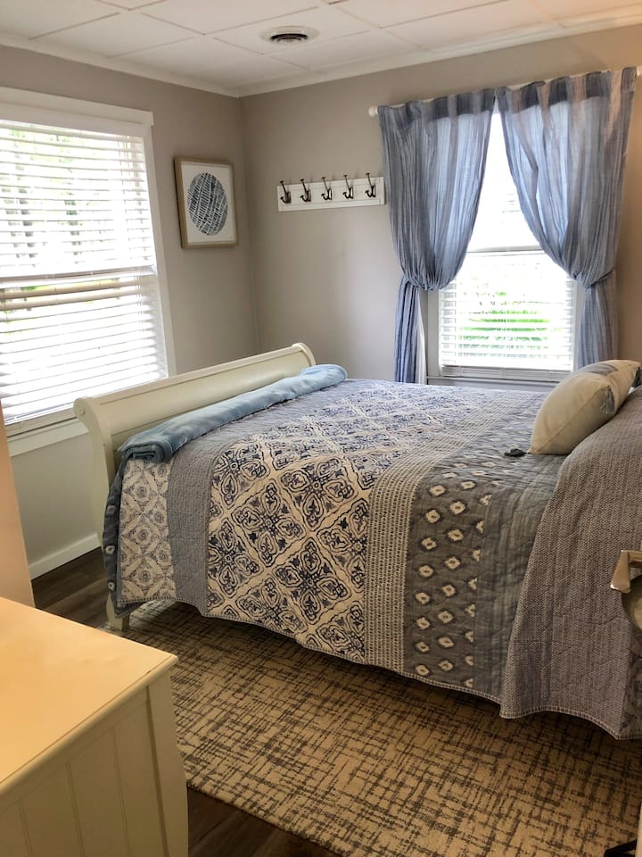 Cama de tamaño completo con decoración decorativa azul