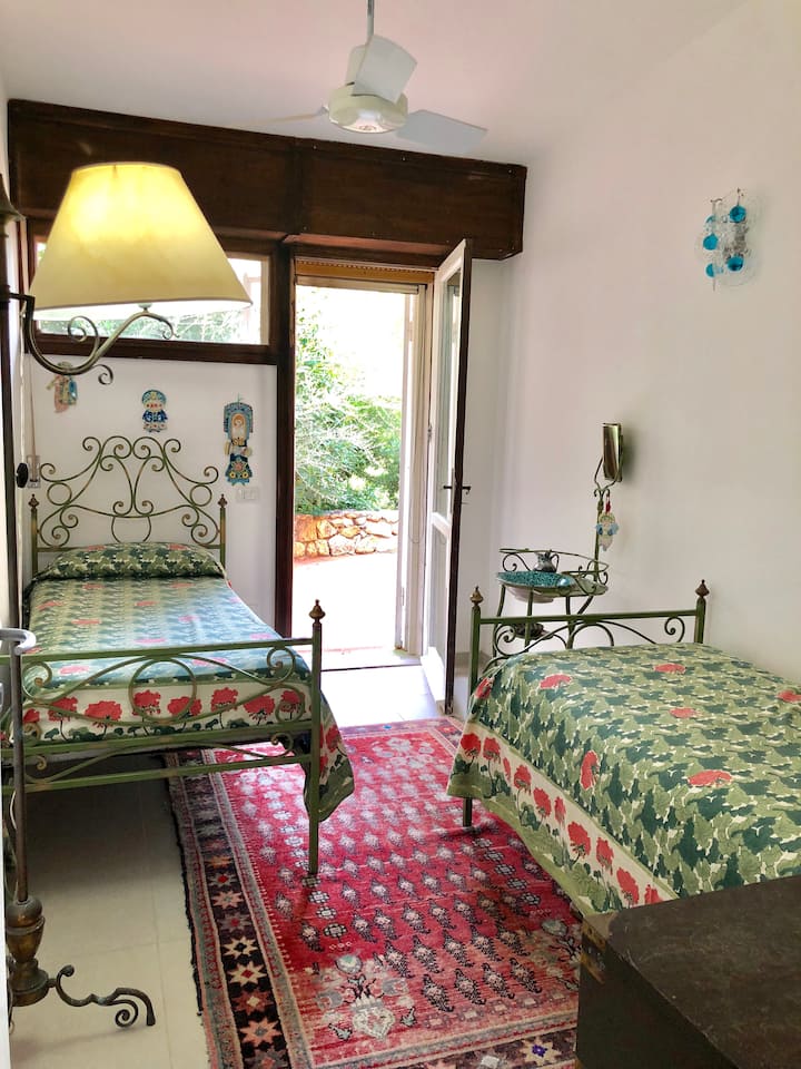 dormitorio con dos camas individuales