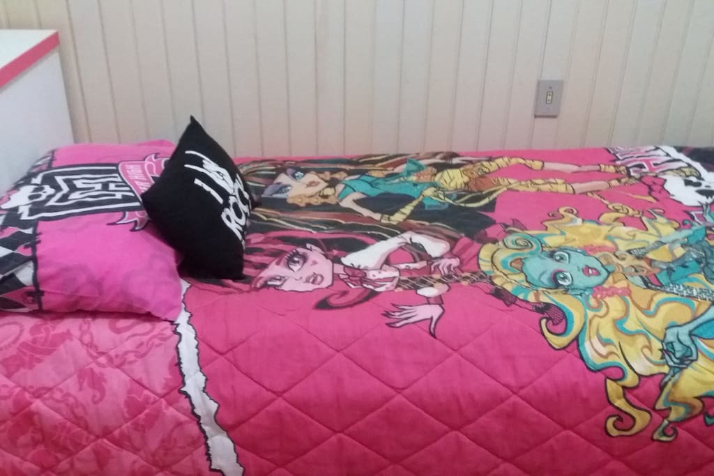 Cama com outra cama acessória abaixo