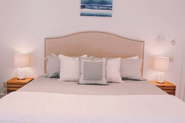 Captains Quarters, King Suite #1 @Moss&Maple Inn