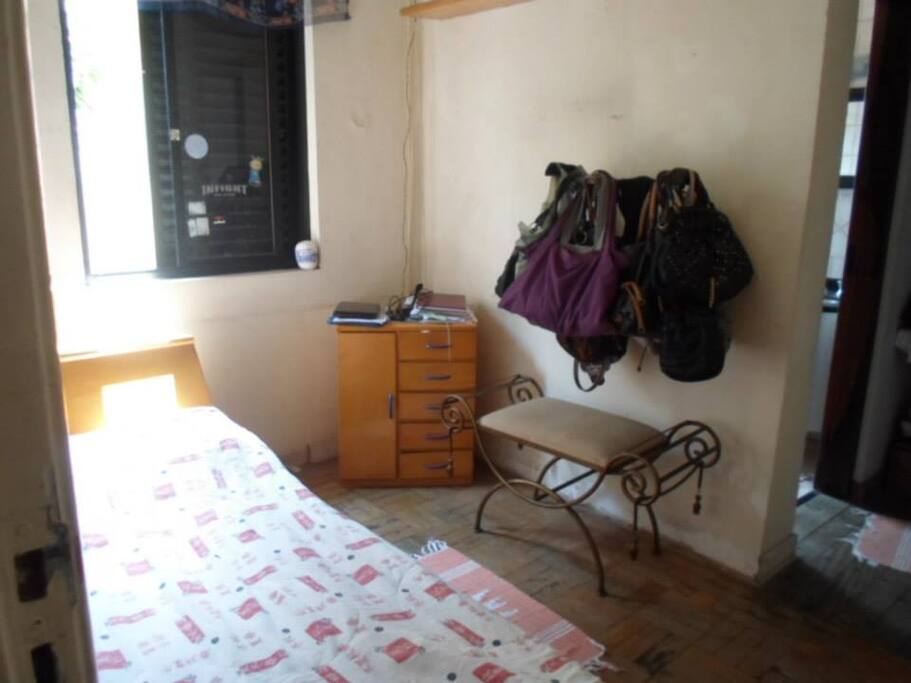 Quarto para solteiro com closet e banheiro privativo