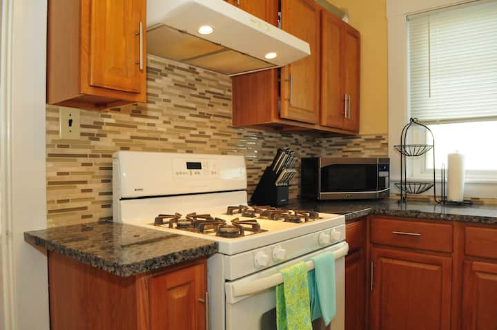 Airy, Sunny, CLEAN 2 BR in Waltham- 15 min BOS