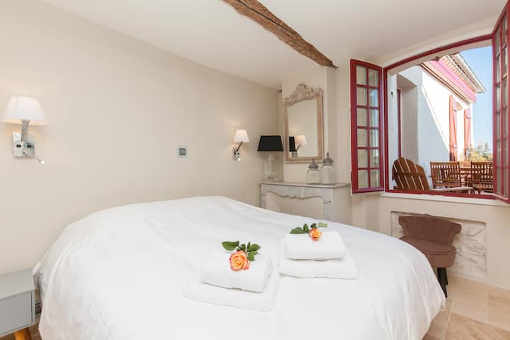 ~ Master Bedroom 2 na mtazamo mzuri wa Bahari na kitanda cha ukubwa wa malkia cha lebo nyeusi ubora - Maison Marina (Antibes, French riviera) ~ ~ ~ ~ ~ ~ ~ ~ ~ ~ ~ ~ ~ ~ ~ ~ ~ ~ ~ ~ ~ ~ ~ ~ ~ ~