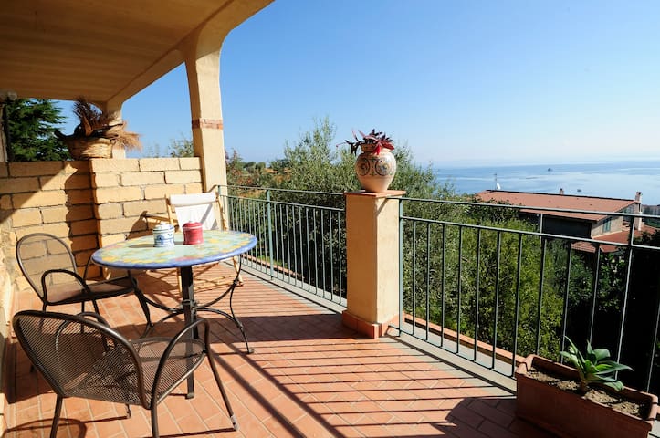 Pool,sea and relax! 4 guests