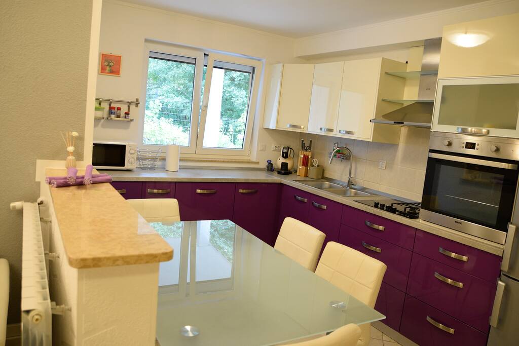 fully equipped kitchen with all appliances