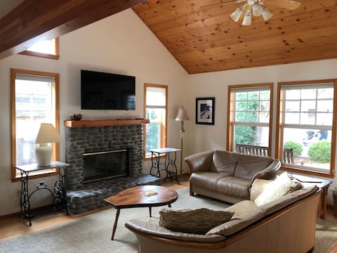 Shore Pines: Walk to Beach and Town! Dogs Welcome.