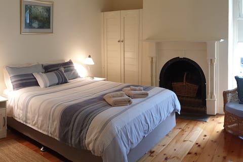 Karrawirra Cottage - self contained and stylish