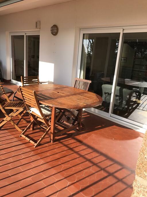 Idéale pour vos repas , terrasse couverte