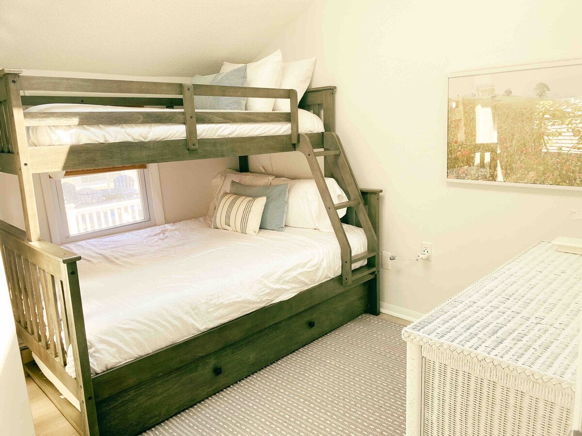 Kitanda cha watu wawili chini, pacha juu, kitanda kimoja kwenye sakafu.