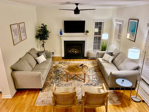 Breakfast at Tiffany -  Spacious Home w/ Deck