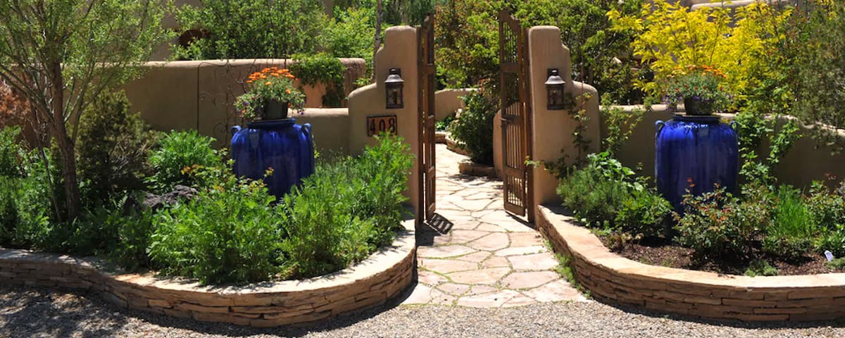 Taos Adobe w/ Hot Tub, walk to town