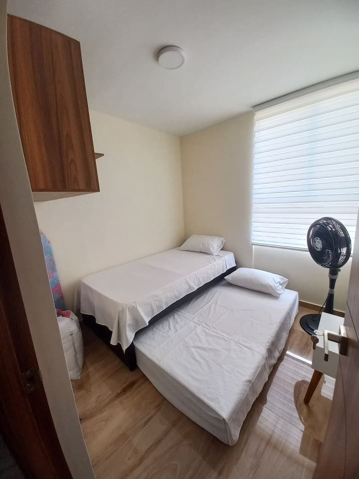 Izba s Cama nido a výkonným a tichým ventilátorom, kde nájdete žehliacu dosku a žehliacu dosku.