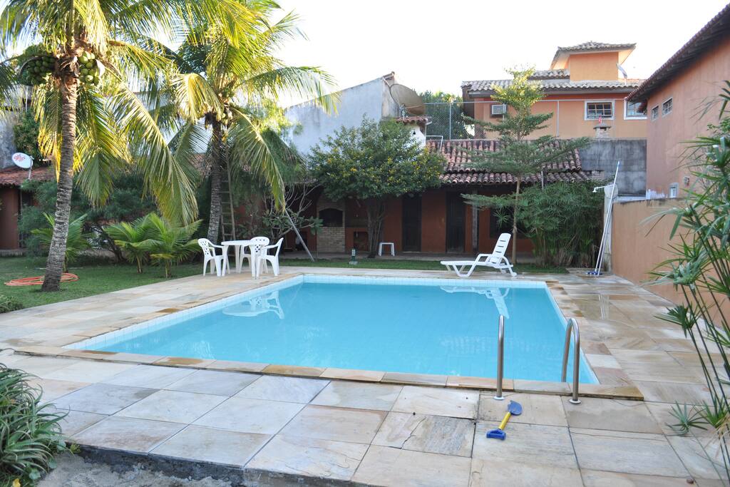 piscina do condomínio com sauna ao fundo